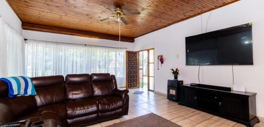 House for sale in Symhurst